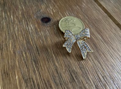 bow brooch