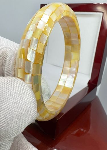 Perl bracelet Golden Glow: South Sea Colour Mother of Pearl Bangle