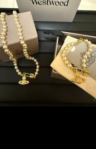 Pearl necklace and bracelet