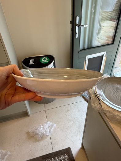 Crockery: plates, bowls etc.