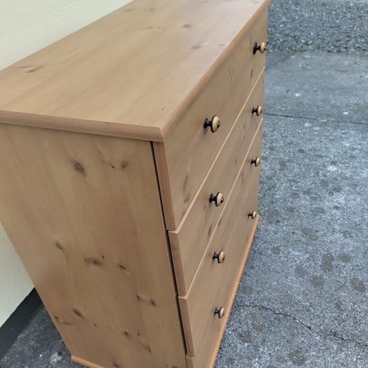 chest of drawers