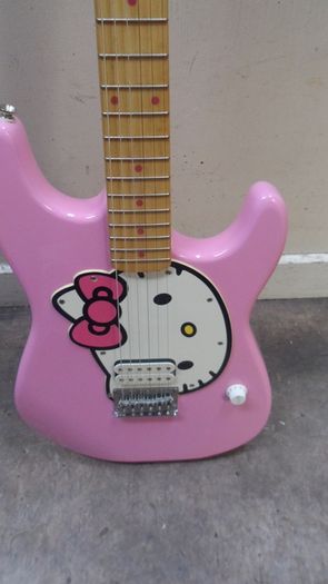 Squier by Fender Hello Kitty Stratocaster (Limited Edition)
