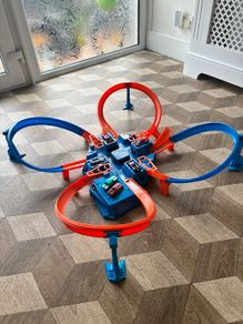 Hot wheels criss cross crash track