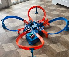 Hot wheels criss cross crash track