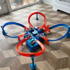 Hot wheels criss cross crash track