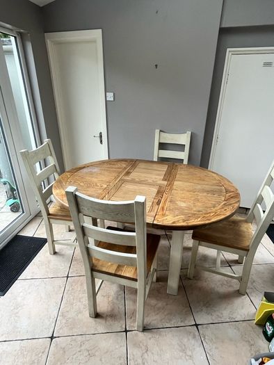 Solid oak expandable dining table and chairs
