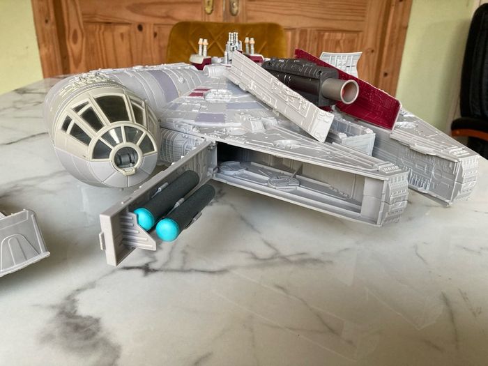 Star Wars Episode VII, VIII, IX Deluxe Battle Action Millennium Falcon