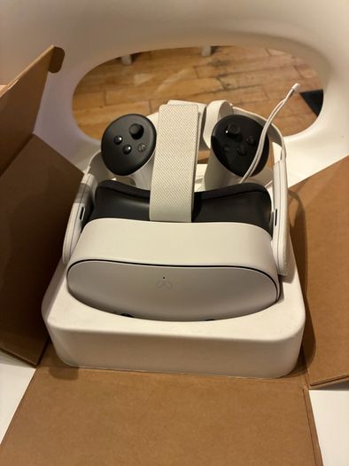 Metaquest 3s VR headset and controllers