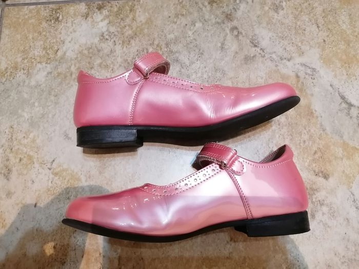 Petasil baby pink patent leather Mary Jane style shoes, size UK 1 / EU 33.