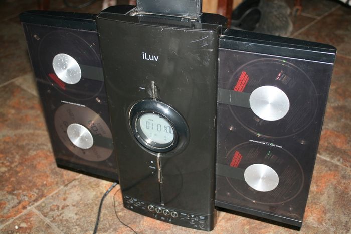 iLuv 4 disk CD player (in working order)