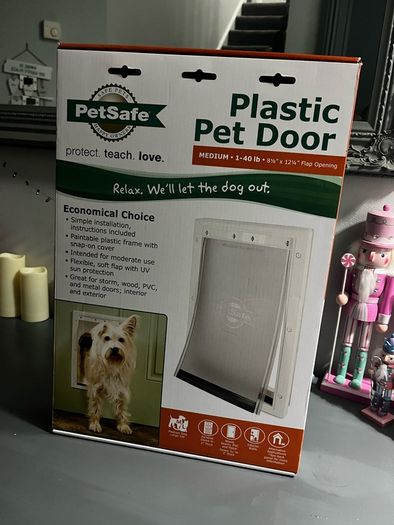NEW IN BOX PetSafe Plastic Dog and Cat Door, Medium