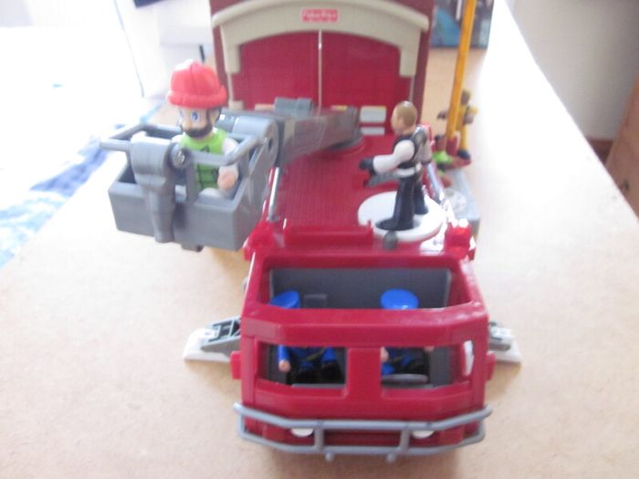 Fisher Price Fire Station,Brigade and Figures