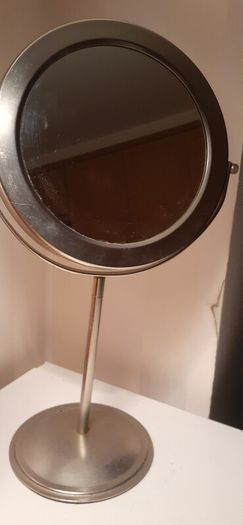 Double sided magnifying vanity mirror