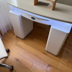Manicure table