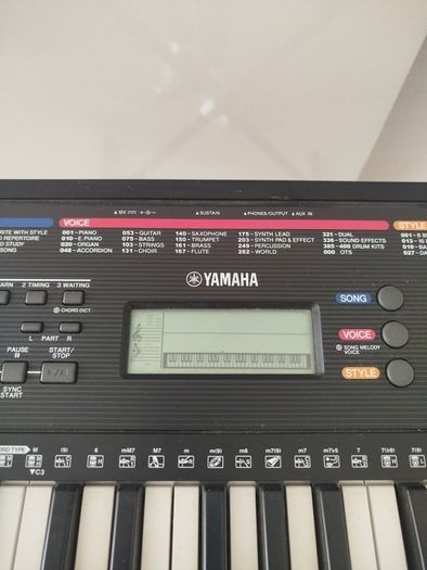 Yamaha keyboard and stand