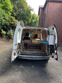 camper van Has solar panel roof vent Sink gas cooker 12 V microwave