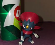 Pokemon Weavile Figure