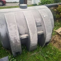 Oil tank