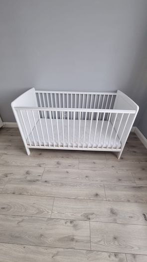 White cot bed.