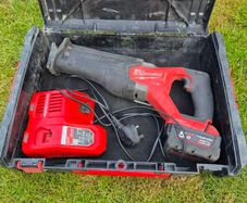 Milwaukee M18 ONEFSZ One Key Fuel  Sawzall 18v  in very good working condition, comes with 5ah battery, charger and case