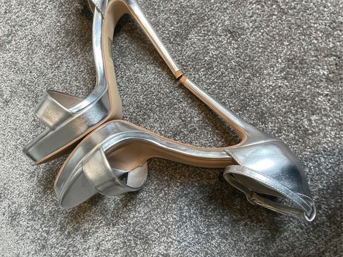 KORKYS Stunning Platform Silver Heels Size 5!