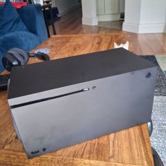 Xbox Series X [black] with controller