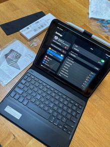 iPad 6th Gen 32GB Wi-Fi 9.7 inch + Keyboard Case + Stylus