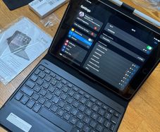 iPad 6th Gen 32GB Wi-Fi 9.7 inch + Keyboard Case + Stylus