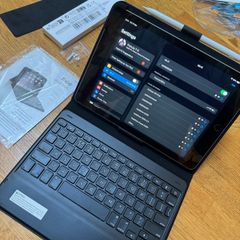 iPad 6th Gen 32GB Wi-Fi 9.7 inch + Keyboard Case + Stylus