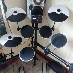 Roland TD-02V Electronic Drum Kit  Like New