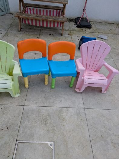 4 plastic kids chairs