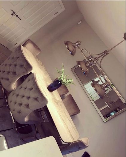 Dining table extendable.