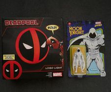 Marvel Deadpool Logo Light + Marvel Legends Moon Knight