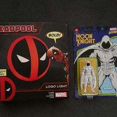 Marvel Deadpool Logo Light + Marvel Legends Moon Knight