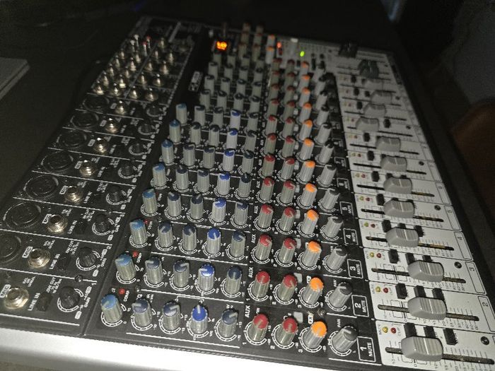 Behringer Xenyx X2222USB Mixing Desk