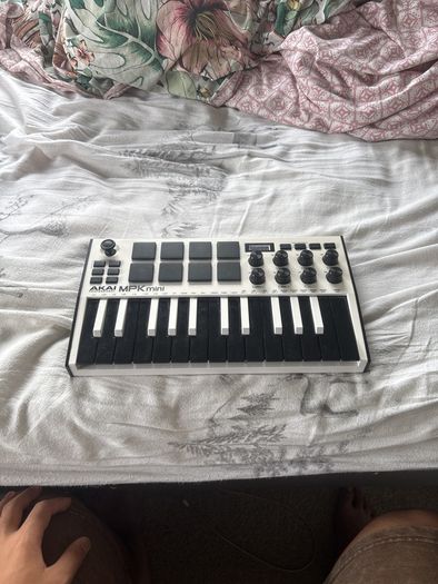 Akai mpk mini mk3 midi controller