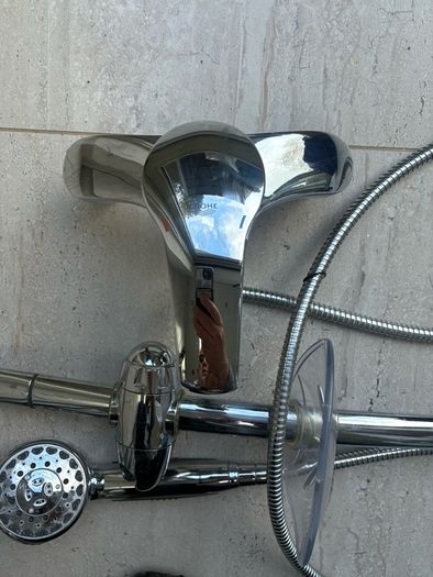 Grohe bath / shower mixer comes with 2m hose, shower head and wall mount
