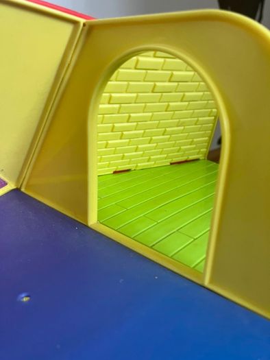 Peppa pig house and book
