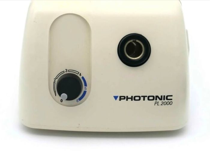 Photonic PL2000 microscope light source with O-ring light guide