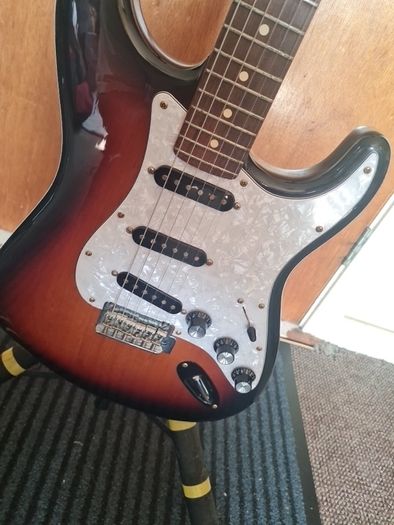 Fender strat Mim w Locking tuners