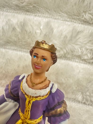 2002 Papo Medieval Attire Queen Approx. 9 cm. Damaged Nose Used Please see photos
