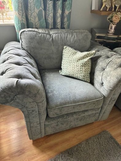 3 seater sofa and 2 chairs