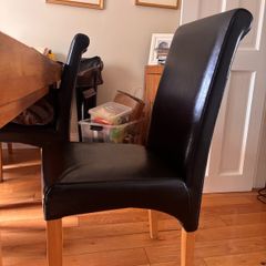 Stunning Dining room table and six chairs