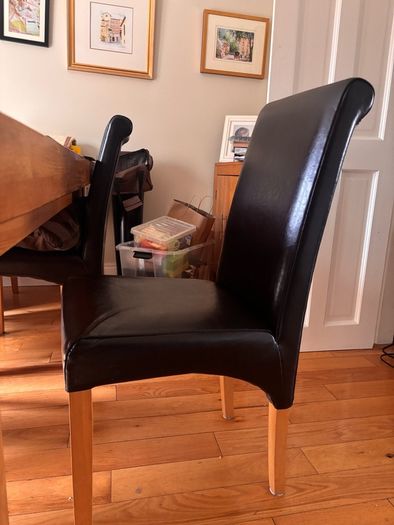 Stunning Dining room table and six chairs
