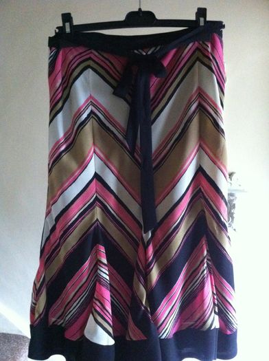 Beautiful flattering skirt only worn once (Size 12)