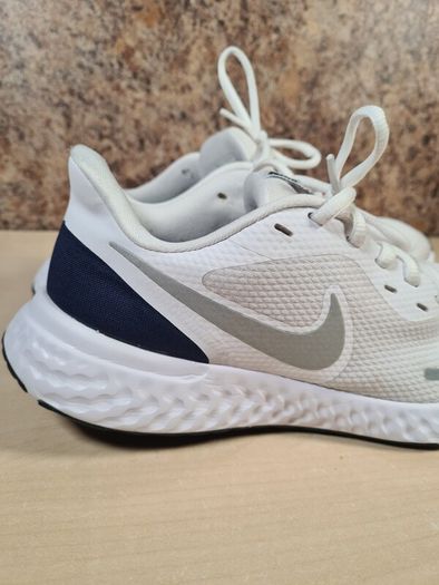 Womens NIKE REVOLUTION 5 trainers runners white Size UK 6 EU 40  boys girls