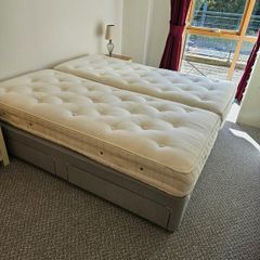 2 single beds