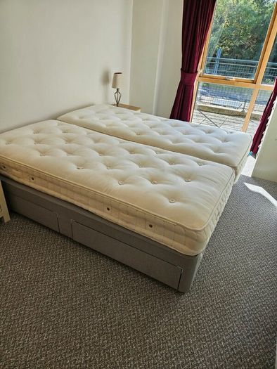 2 single beds