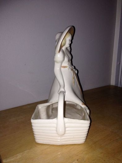 USA 954 Lady & Basket Figurine