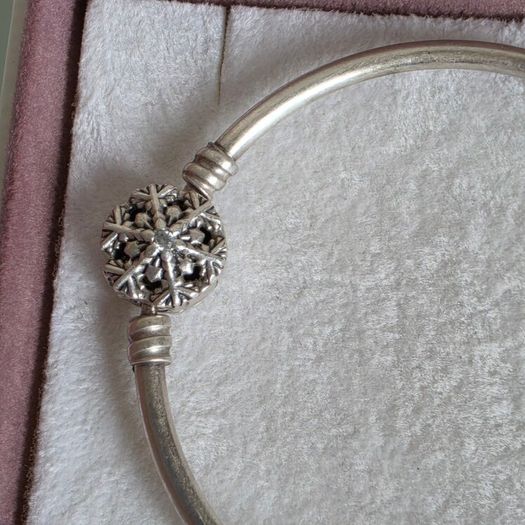 Pandora moments bangle sparkly snowflake claps in good condition small size